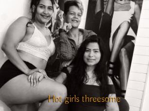 Hot_girls_threesome