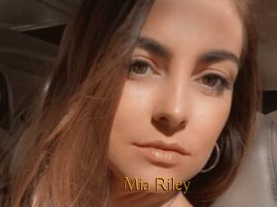 Mia_Riley